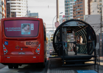 Grave acidente entre trem e ônibus biarticulado deixa 11 feridos em Curitiba. Colisão ocorreu após suposta tentativa do motorista de cruzar a linha férrea. Polícia investiga o caso.