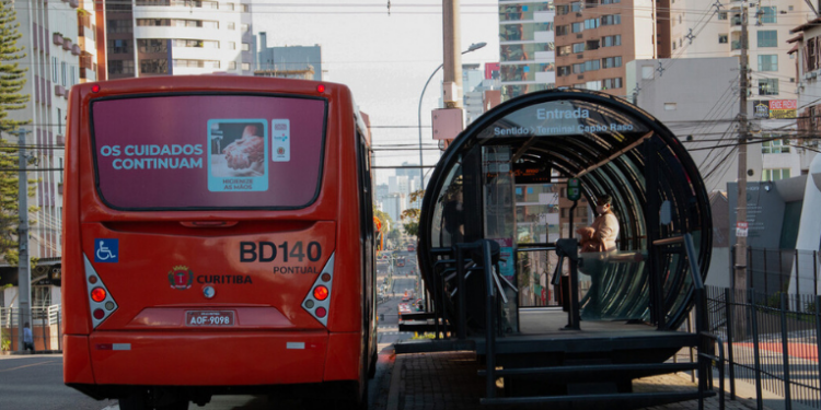Grave acidente entre trem e ônibus biarticulado deixa 11 feridos em Curitiba. Colisão ocorreu após suposta tentativa do motorista de cruzar a linha férrea. Polícia investiga o caso.