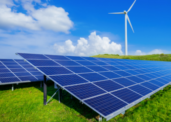 Medida provisória do governo exige uso de energia renovável em data centers nas zonas francas. Projeto é elogiado por incentivar energia limpa, mas criticado por ameaçar a soberania digital brasileira.
