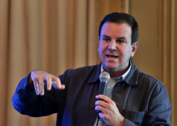 Prefeito Eduardo Paes lança projeto para transformar o Rio de Janeiro na capital da inteligência artificial do Brasil. Rio AI City terá data centers e incentivo fiscal para empresas de tecnologia.