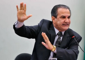 O pastor Silas Malafaia criticou duramente o STF e o Senado, responsabilizando a “direita vagabunda” por manter Alexandre de Moraes na Corte e defendeu mobilização para seu afastamento.