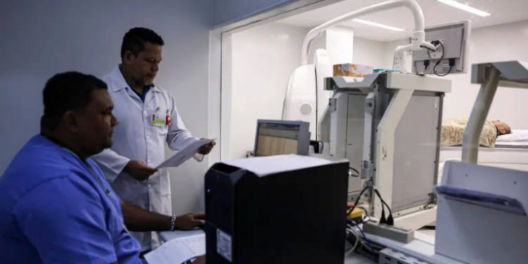 Presidente Lula sanciona lei que cria política nacional para prevenção e tratamento do HPV no Brasil. Medida entra em vigor em outubro e reforça ações do SUS.