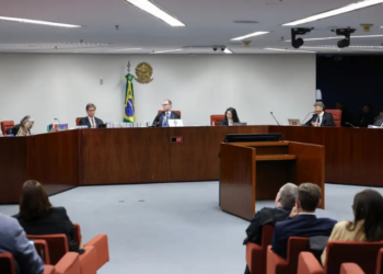STF inicia nova rodada de interrogatórios dos réus da tentativa de golpe em 2022. Destaques ficam para Filipe Martins e Silvinei Vasques. Veja os nomes e detalhes do processo.