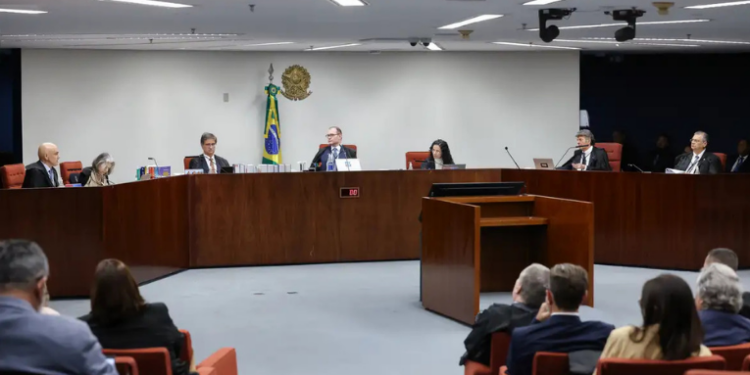 STF inicia nova rodada de interrogatórios dos réus da tentativa de golpe em 2022. Destaques ficam para Filipe Martins e Silvinei Vasques. Veja os nomes e detalhes do processo.