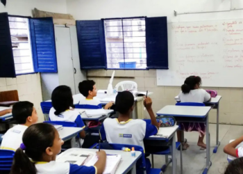 Por falta de recursos, o MEC comprará somente livros de português e matemática para o ensino fundamental em 2026. Disciplinas como história, geografia e ciências ficarão de fora.