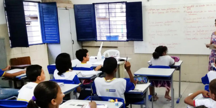 Por falta de recursos, o MEC comprará somente livros de português e matemática para o ensino fundamental em 2026. Disciplinas como história, geografia e ciências ficarão de fora.