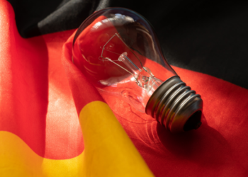 A conta de luz vai continuar mais cara em julho! A Aneel mantém a bandeira vermelha patamar 1, com cobrança extra de R$ 4,46 a cada 100 kWh. Saiba o motivo e como reduzir seu consumo.