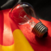 A conta de luz vai continuar mais cara em julho! A Aneel mantém a bandeira vermelha patamar 1, com cobrança extra de R$ 4,46 a cada 100 kWh. Saiba o motivo e como reduzir seu consumo.