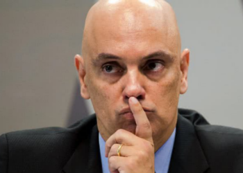 Alexandre de Moraes descartou prisão preventiva de Jair Bolsonaro por uso indireto de redes sociais, considerando o episódio uma irregularidade isolada. Ex-presidente segue sob medidas cautelares.