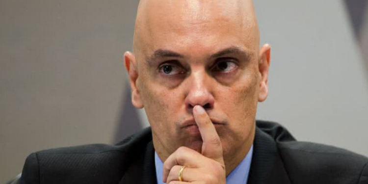 Alexandre de Moraes descartou prisão preventiva de Jair Bolsonaro por uso indireto de redes sociais, considerando o episódio uma irregularidade isolada. Ex-presidente segue sob medidas cautelares.