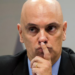 Alexandre de Moraes descartou prisão preventiva de Jair Bolsonaro por uso indireto de redes sociais, considerando o episódio uma irregularidade isolada. Ex-presidente segue sob medidas cautelares.