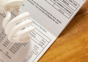 Aneel anuncia bandeira vermelha patamar 2 para agosto e contas de luz terão acréscimo de R$ 7,87 a cada 100 kWh. Seca e uso de termelétricas elevaram custo da energia.