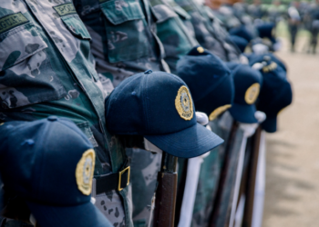 Operação do MPRJ prende 9 policiais militares do 39º BPM por esquema de segurança privada ilegal em Belford Roxo. Acusados responderão por organização criminosa e peculato.