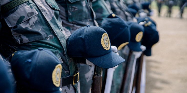 Operação do MPRJ prende 9 policiais militares do 39º BPM por esquema de segurança privada ilegal em Belford Roxo. Acusados responderão por organização criminosa e peculato.