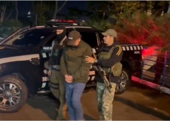 Preso em Assunção pela Senad, Marlon Batistão, um dos criminosos mais procurados do Brasil, foi entregue à polícia brasileira na Ponte da Amizade. Ele vivia com documentos falsos e levava vida de luxo.