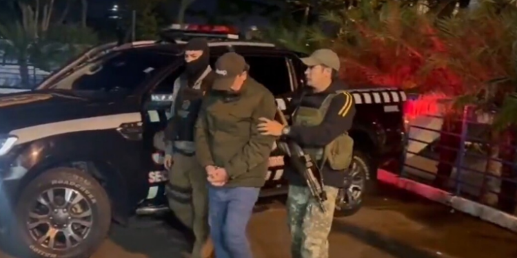 Preso em Assunção pela Senad, Marlon Batistão, um dos criminosos mais procurados do Brasil, foi entregue à polícia brasileira na Ponte da Amizade. Ele vivia com documentos falsos e levava vida de luxo.