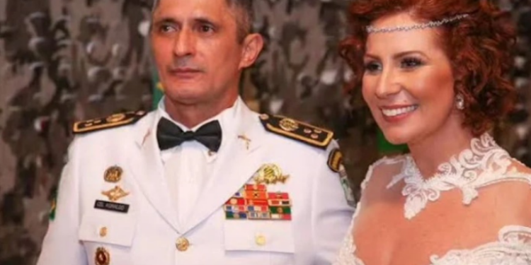 Entenda o que levou à demissão do marido de Carla Zambelli em Caucaia (CE) e como o caso está sendo interpretado politicamente.