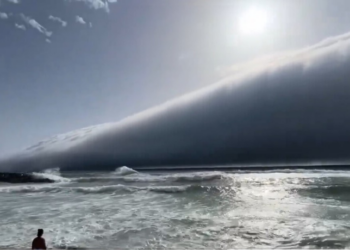 Banhistas em Portugal confundem nuvem tubular com tsunami; especialistas explicam o que é a volutus e como ela se forma.