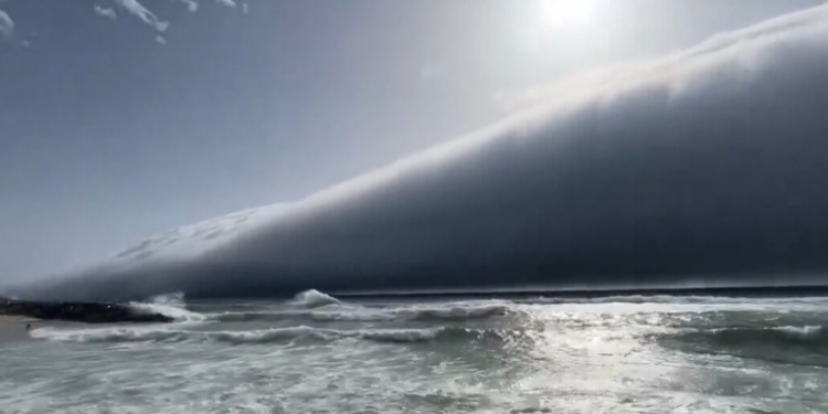 Banhistas em Portugal confundem nuvem tubular com tsunami; especialistas explicam o que é a volutus e como ela se forma.