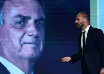 Eduardo Bolsonaro pede que Trump aplique sanções da Lei Magnitsky contra Alexandre de Moraes, afirma que Brasil vive sob “regime totalitário” e relaciona tarifas dos EUA a perseguição política.