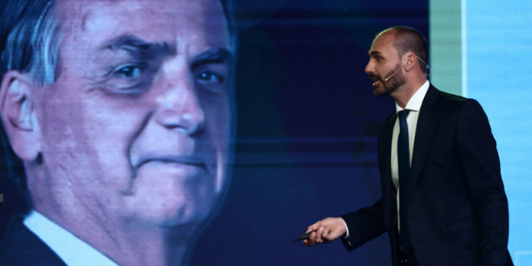 Eduardo Bolsonaro pede que Trump aplique sanções da Lei Magnitsky contra Alexandre de Moraes, afirma que Brasil vive sob “regime totalitário” e relaciona tarifas dos EUA a perseguição política.