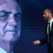 Eduardo Bolsonaro pede que Trump aplique sanções da Lei Magnitsky contra Alexandre de Moraes, afirma que Brasil vive sob “regime totalitário” e relaciona tarifas dos EUA a perseguição política.