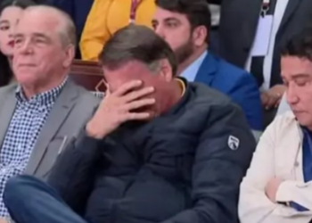 Jair Bolsonaro participou de culto evangélico nesta quinta (24) e foi registrado chorando. Ele usa tornozeleira eletrônica e segue proibido de usar redes sociais por decisão do STF.