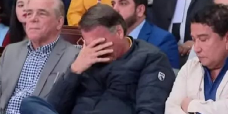 Jair Bolsonaro participou de culto evangélico nesta quinta (24) e foi registrado chorando. Ele usa tornozeleira eletrônica e segue proibido de usar redes sociais por decisão do STF.