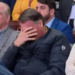 Jair Bolsonaro participou de culto evangélico nesta quinta (24) e foi registrado chorando. Ele usa tornozeleira eletrônica e segue proibido de usar redes sociais por decisão do STF.