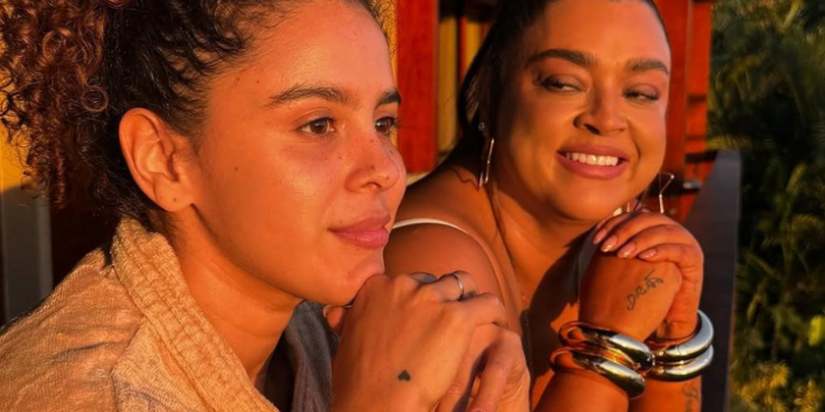 Soraya Rocha, maquiadora e amiga próxima de Preta Gil, revelou detalhes da última maquiagem feita na cantora antes da cerimônia de despedida no Rio. Emoção e respeito marcaram o momento.