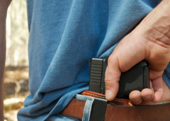 A Polícia Federal passa a controlar o registro, fiscalização e licenciamento de CACs no Brasil. Mudança segue decreto de 2023 e busca maior controle sobre armas.