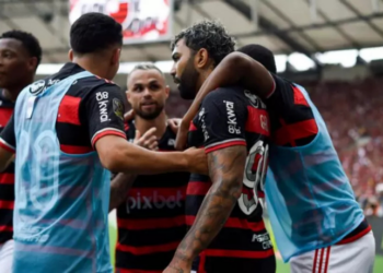 Flamengo vence Atlético-MG por 1 a 0 e assume a liderança do Campeonato Brasileiro. Com gol de Léo Ortiz, equipe chega aos 36 pontos e emenda sequência de vitórias sob comando de Filipe Luís.