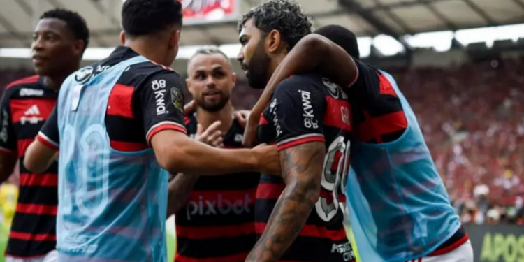 Flamengo vence Atlético-MG por 1 a 0 e assume a liderança do Campeonato Brasileiro. Com gol de Léo Ortiz, equipe chega aos 36 pontos e emenda sequência de vitórias sob comando de Filipe Luís.