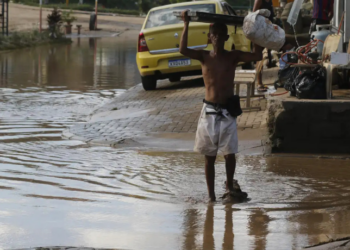 Projetos do Novo PAC contra enchentes no Rio de Janeiro e Baixada Fluminense estão atrasados por falta de documentação e entraves com a Caixa. Obras podem não ficar prontas até o verão de 2025.