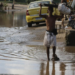 Projetos do Novo PAC contra enchentes no Rio de Janeiro e Baixada Fluminense estão atrasados por falta de documentação e entraves com a Caixa. Obras podem não ficar prontas até o verão de 2025.
