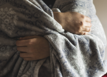 Está com frio na hora de dormir? Saiba se edredom ou cobertor esquenta mais, veja qual material aquece melhor e aprenda truques para deixar a cama mais quente nas noites geladas.