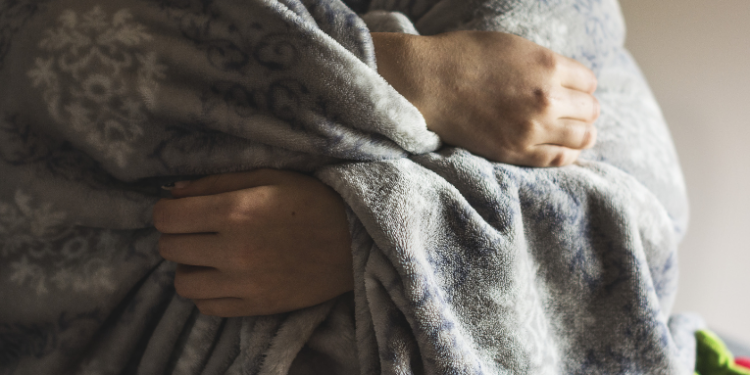 Está com frio na hora de dormir? Saiba se edredom ou cobertor esquenta mais, veja qual material aquece melhor e aprenda truques para deixar a cama mais quente nas noites geladas.