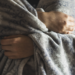 Está com frio na hora de dormir? Saiba se edredom ou cobertor esquenta mais, veja qual material aquece melhor e aprenda truques para deixar a cama mais quente nas noites geladas.