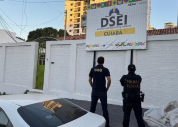 Operação Portare investiga fraude de R$ 1,3 milhão em contratos de veículos para a saúde indígena no MT. PF e CGU identificam superfaturamento e irregularidades no DSEI Cuiabá.