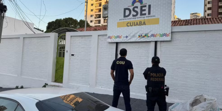 Operação Portare investiga fraude de R$ 1,3 milhão em contratos de veículos para a saúde indígena no MT. PF e CGU identificam superfaturamento e irregularidades no DSEI Cuiabá.