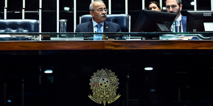Medida beneficia CLT, MEIs, domésticos e trabalhadores de apps; FGTS poderá ser usado como garantia.