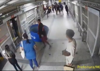 Um passageiro embarcou com uma caixa d’água em um ônibus na Zona Norte do Rio, surpreendendo outros usuários. Caso foi filmado, viralizou nas redes e gerou debate sobre o uso do transporte público. SMTR vai apurar a ocorrência.