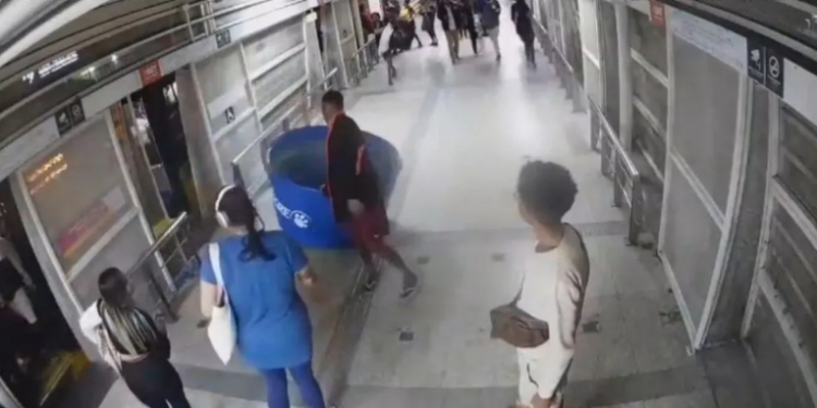 Um passageiro embarcou com uma caixa d’água em um ônibus na Zona Norte do Rio, surpreendendo outros usuários. Caso foi filmado, viralizou nas redes e gerou debate sobre o uso do transporte público. SMTR vai apurar a ocorrência.