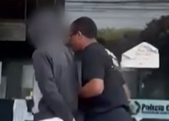 Polícia Civil revela conversas perturbadoras entre adolescente de 14 anos que matou os pais e irmão em Itaperuna e sua namorada, mostrando ausência total de arrependimento e traços de psicopatia.