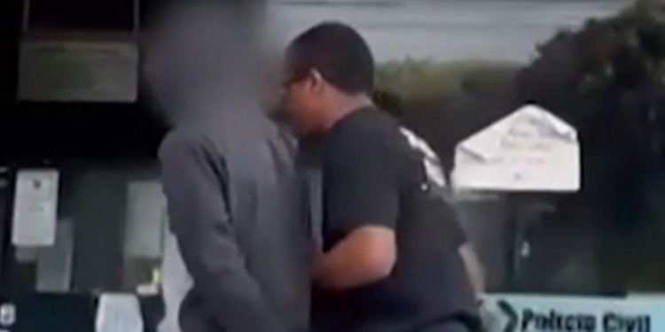 Polícia Civil revela conversas perturbadoras entre adolescente de 14 anos que matou os pais e irmão em Itaperuna e sua namorada, mostrando ausência total de arrependimento e traços de psicopatia.
