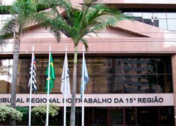 A 11ª Turma do TRT da 2ª Região elevou indenização para R$ 200 mil contra empresa agroindustrial que submeteu funcionários a banhos e troca de uniformes em vestiários coletivos vigiados.