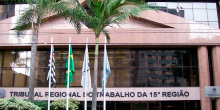 A 11ª Turma do TRT da 2ª Região elevou indenização para R$ 200 mil contra empresa agroindustrial que submeteu funcionários a banhos e troca de uniformes em vestiários coletivos vigiados.