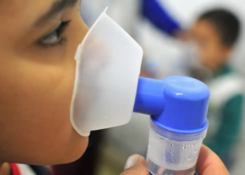 O número de internações por síndrome respiratória aguda grave (SRAG) no Rio de Janeiro continua acima do esperado. Crianças e idosos são os mais afetados e a vacinação contra a gripe ainda está abaixo da meta.