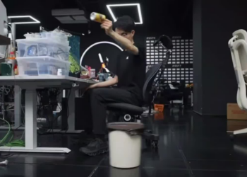 Uma ideia simples e divertida: robô criado por desenvolvedores chineses recolhe lixo automaticamente. Solução sustentável e funcional para ambientes fechados.