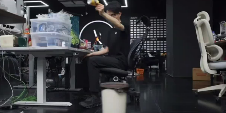 Uma ideia simples e divertida: robô criado por desenvolvedores chineses recolhe lixo automaticamente. Solução sustentável e funcional para ambientes fechados.